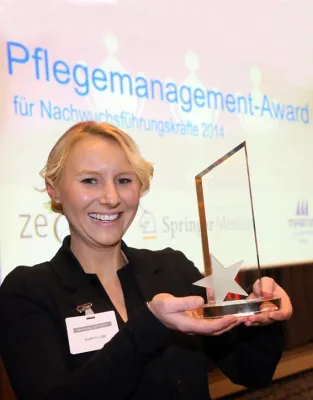 Bild: ZeQ gratuliert Kathrin Lipp zum Pflegemanagement-Award 2014