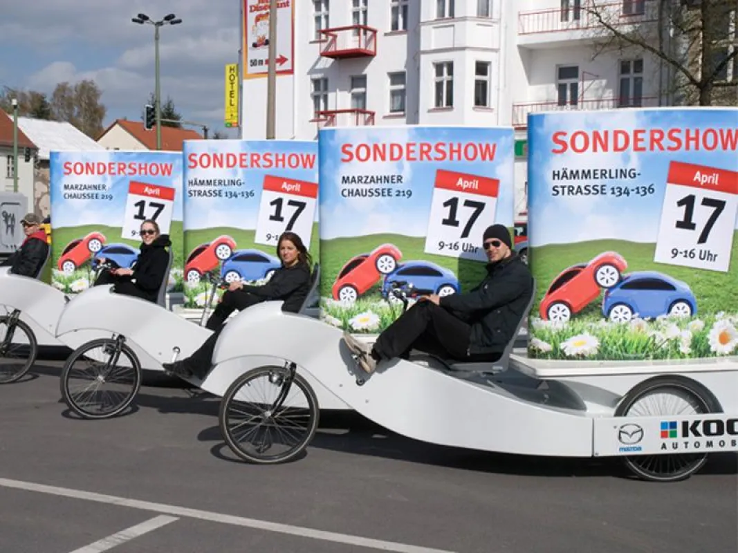 Plaktbike-Flotte der Ambient Media Agentur moving ads für ein Autohaus in Berlin unterwegs