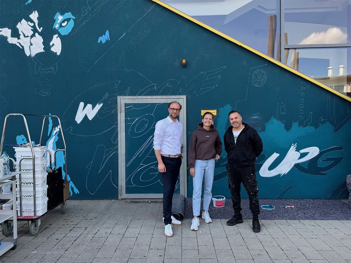 Wolfsburgs neustes Wandbild in der Entstehung, v. l. Hofschröer, Wedemeyer & Mojahedi (© WMG Wolfsburg)