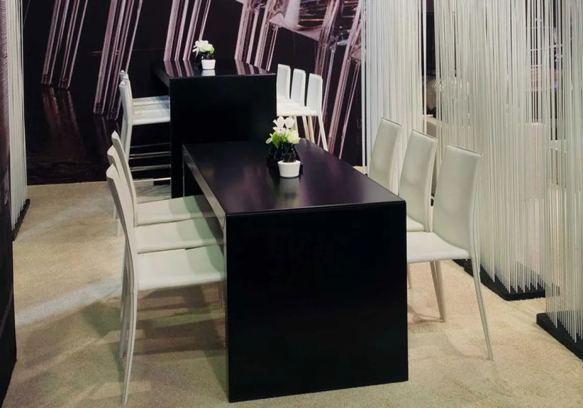 Brückentisch in schwarz von Party Rent (Foto: Party Rent, frei zur Veröffentlichung bei Namensnennu
