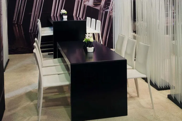 Bild: Party Rent nimmt schwarze Brückentische ins Portfolio
