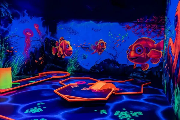 Bild: Schwarzlicht Minigolf in Frankfurt: GolfZone bringt Farbe, Indoor-Freizeitangebot