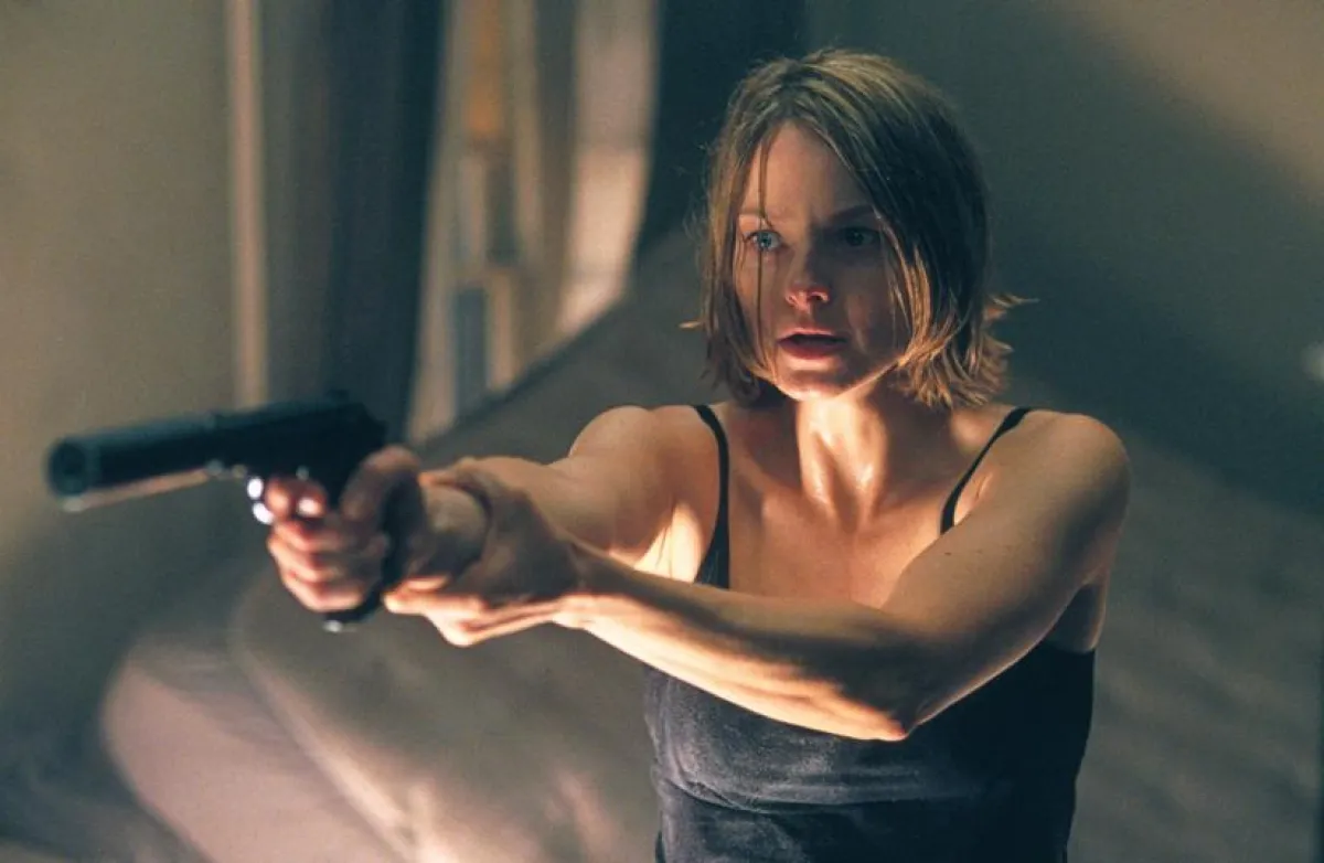 Jodie Foster ist gerade mit ihrer Tochter alleine in ein neues Haus in New York eingezogen, als Einbrecher kommen. (?Panic Room?, Sonntag, 21. Januar 07, 20.15 Uhr auf AXN)