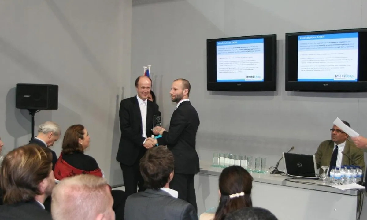 Preisübergabe durch Peter Tomaz Dobrila, Director General for Arts, Ministry of Culture an Marco Beicht, Geschäftsführer der euroSolutions GmbH. (v.l.n.r.)