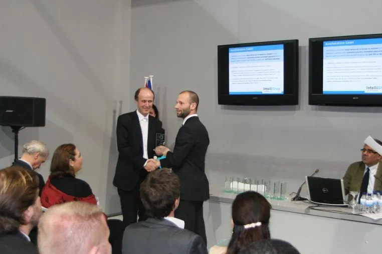 Bild: euroSolutions GmbH erhält für IntelliShop 7 das Seal of e-Excellence 2010.