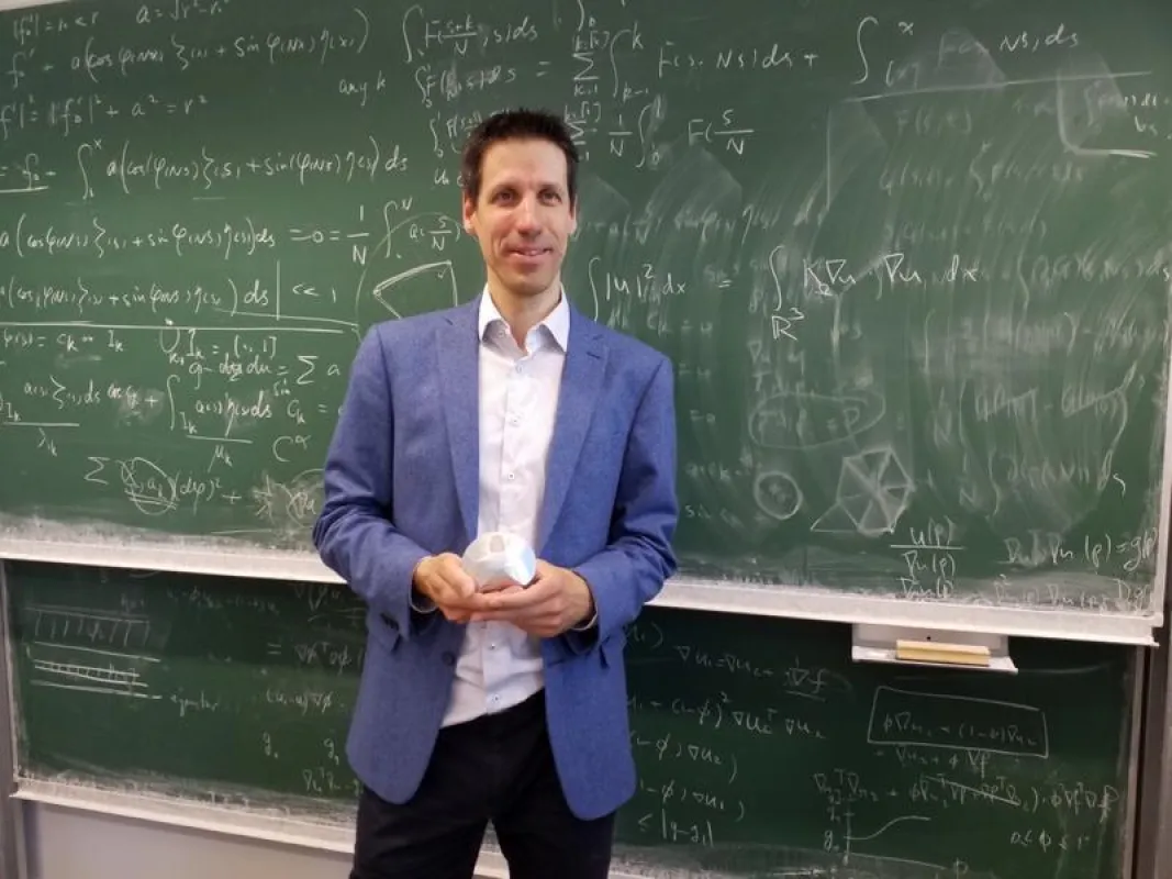 Professor Dr. László Székelyhidi mit einem Gömböc (Foto: Universität Leipzig)