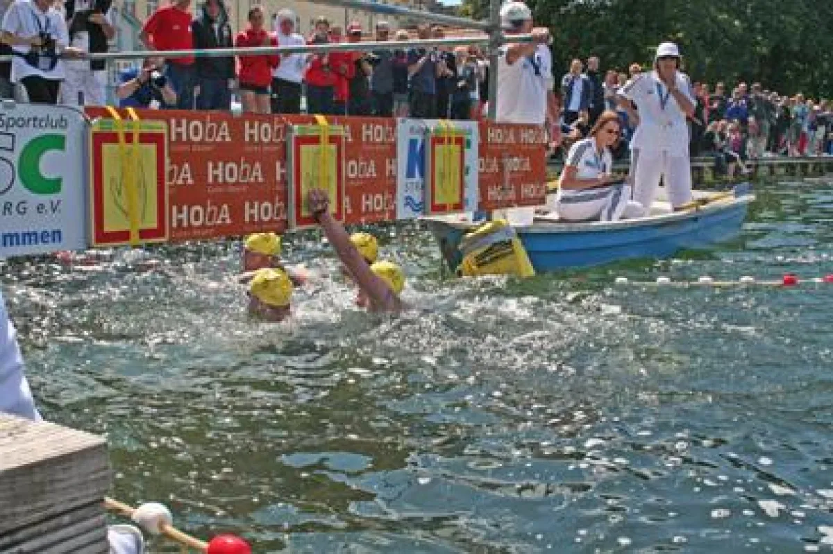 Strausseeschwimmen 2011, präsentiert von Hoba Baustoffhandel GmbH