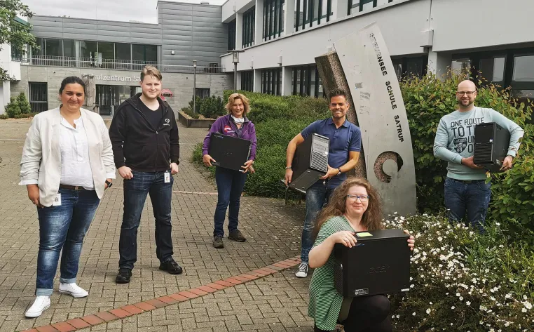 Bild: Martin Aye spendet mehr als 200 Computer für Schüler