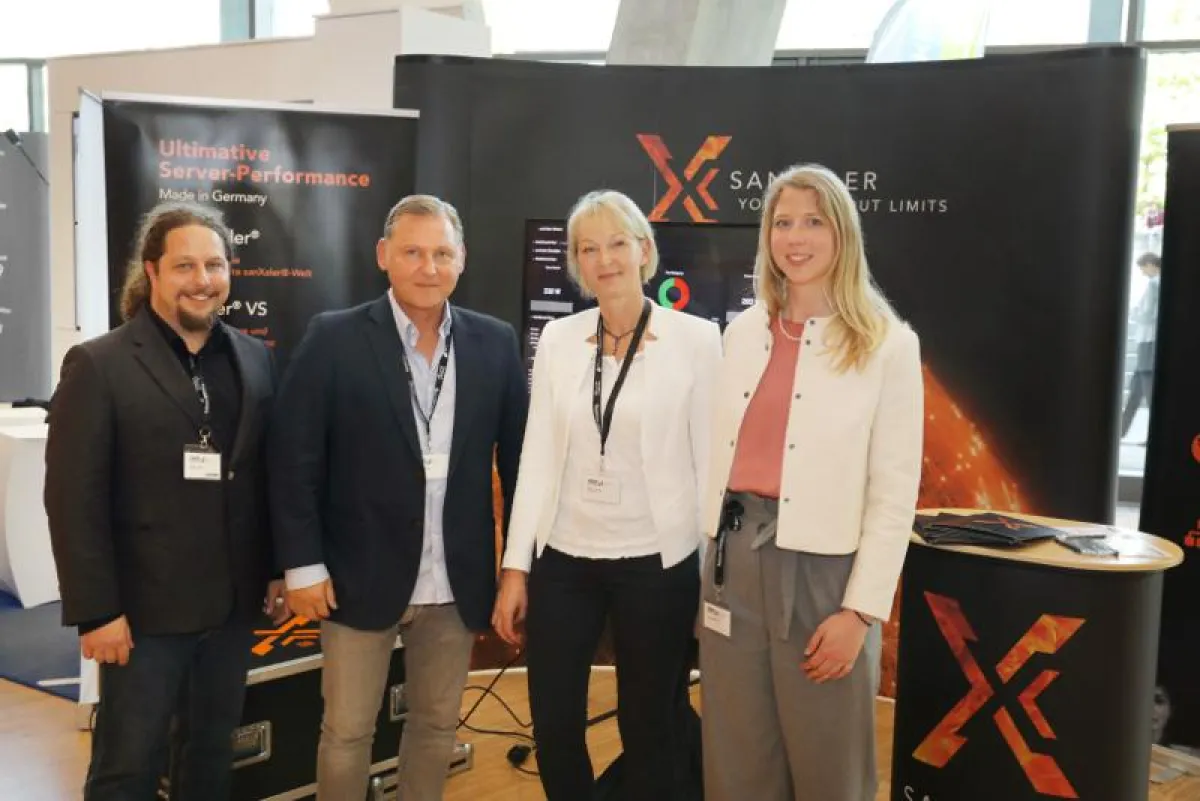 . Die Vertreterin des Umweltbundesamtes Frau Köhn zu Besuch beim Stand der losstech. Boris Hajek, Ra