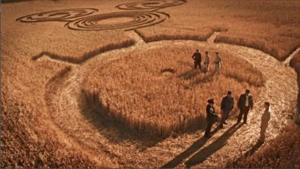 Leichen und Kornkreise überfordern die Dorfpolizei. Die Ameikaner helfen bei den Ermittlungen.