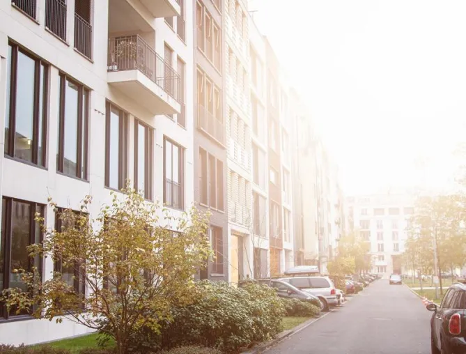 Bild: Immobilienmarkt: Kaufpreise werden in deutschen Städten immer höher / Online-Baufinanzierung immer beliebter