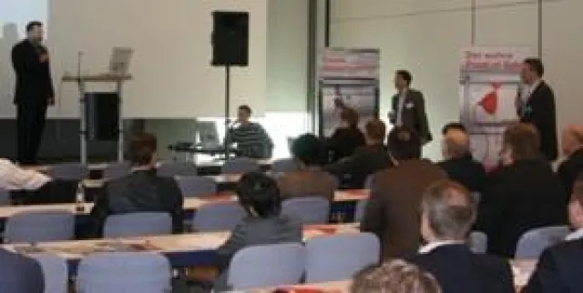 Bild: Markus Engel moderiert Fachkonferenz auf dem Wiesbadener Handelswerbekongress 2007