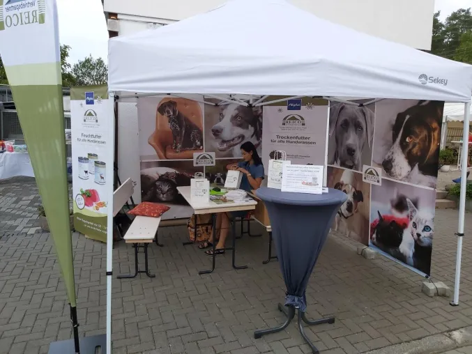 Bild: 'dieHundemesse' in Altenstadt lädt Zweibeiner und Vierbeiner zum Schnüffeln ein