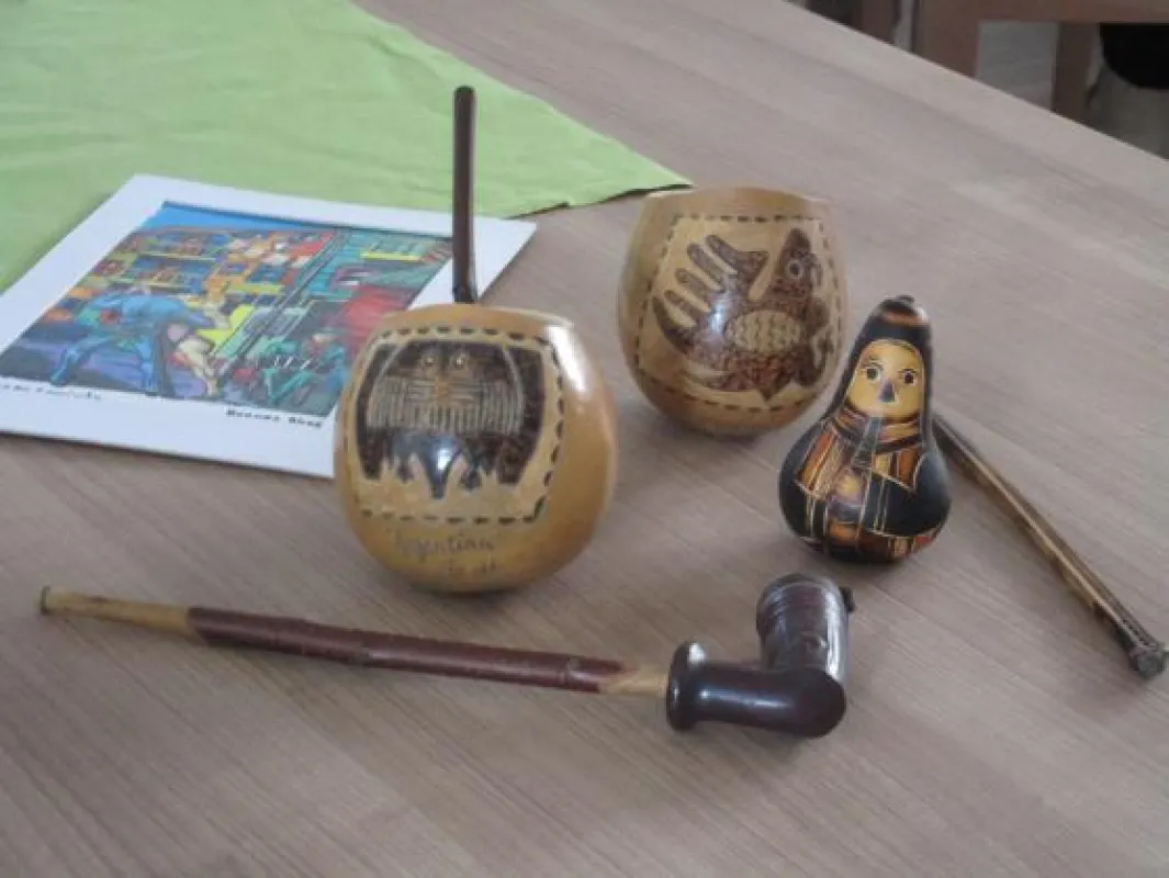 Getrocknete und bemalte Kürbisse als Kunstwerk