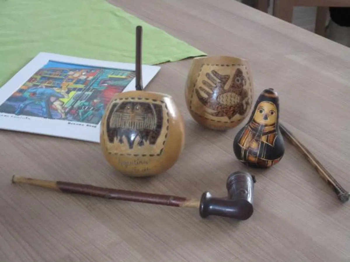 Getrocknete und bemalte Kürbisse als Kunstwerk