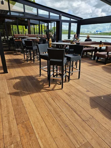 Bild: Revolution auf der Terrasse. Die erste Bambusdiele mit einer fast vollständig geschlossener Oberfläche.