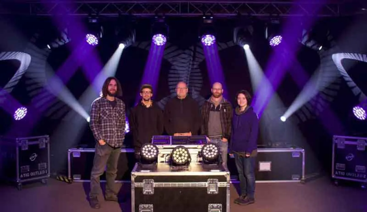 Das Team von Live Veranstaltungstechnik freut sich über das neue Material (Foto: Live Veranstaltungs
