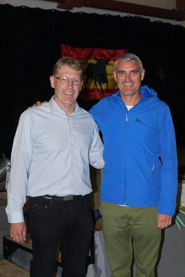 Christian Giesen (links) vom Förderverein mit Erfolgsautor Tim Frühling