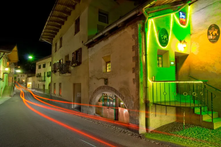 Bild: Guinness-Rekordbar wird 20: Smallest Whisky Bar on Earth feiert im Zeichen von Whisky-Barde Robin Laing