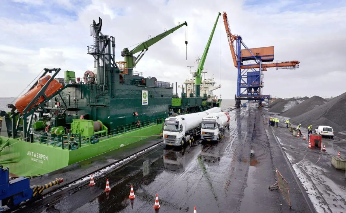 LNG Betankung der Scheldt River im Elbehafen Brunsbüttel