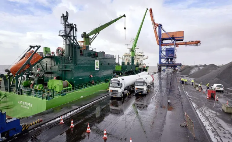 LNG-Schiffsbetankung der „Scheldt River“ durch Nauticor im Elbehafen Brunsbüttel Bild: LNG-Schiffsbetankung der „Scheldt River“ durch Nauticor im Elbehafen Brunsbüttel