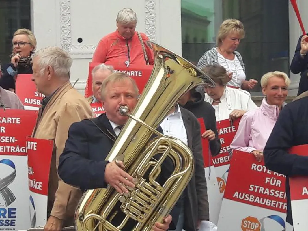 Arne Gericke (MdEP) mit Tuba