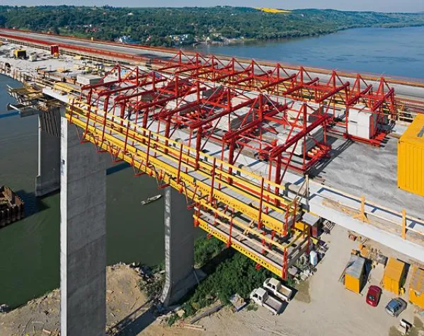 Pro Woche 130 Meter Gesimskappe über die Donau Bild: Pro Woche 130 Meter Gesimskappe über die Donau