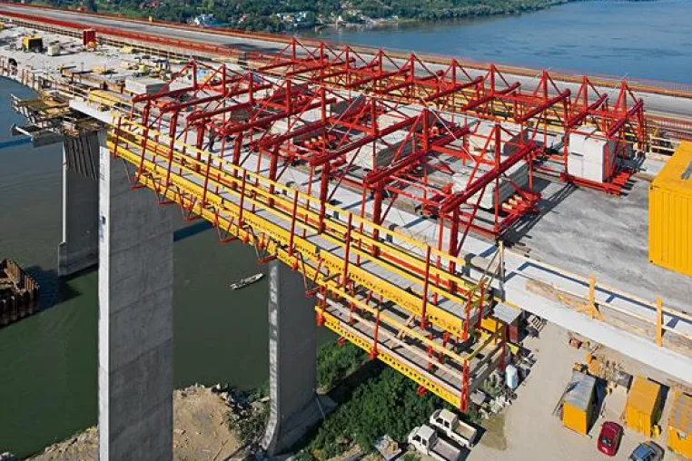 Bild: Pro Woche 130 Meter Gesimskappe über die Donau