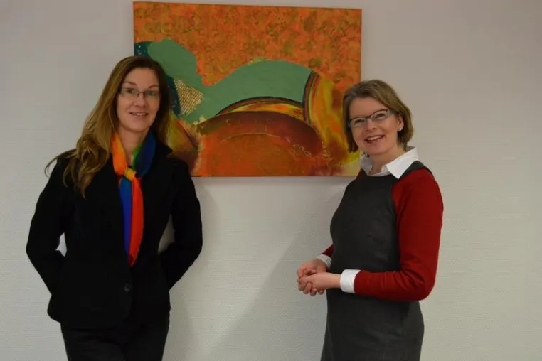 Bild: Buntes Treiben im Hüttener Versicherungsverein – Atelier Marga stellt aus