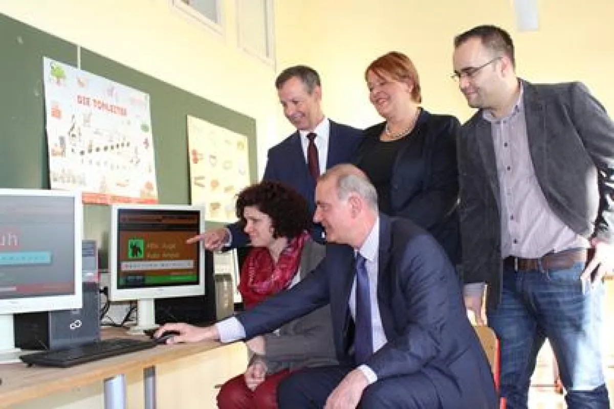 Schulleiterin Britta Gläser (sitzend, li.) mit Verantwortlichen der Stadt und von URANO im PC-Labor.