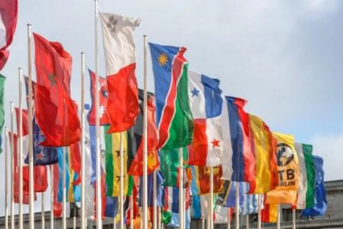 Flaggenparade auf dem Messegelände der ITB in Berlin. / Foto: Messe ITB Berlin/Abdruck honorarfrei