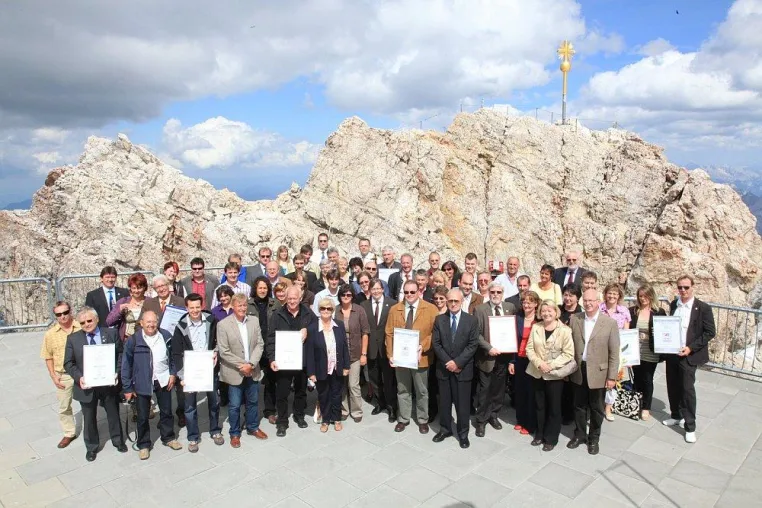 Handwerker-Gipfel auf der Zugspitze - Fachbetriebe erhalten „Höchste Auszeichnung Deutschlands“ Bild: Handwerker-Gipfel auf der Zugspitze - Fachbetriebe erhalten „Höchste Auszeichnung Deutschlands“