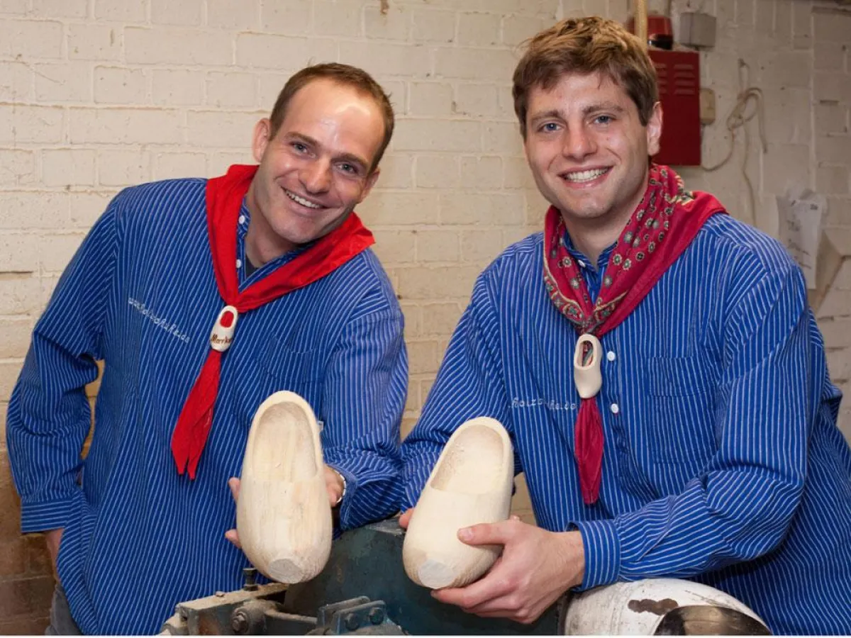 Die beiden Münsterländer Markus Berger und Tobias Große-Puppendahl bringen den Holzschuh ins Internet