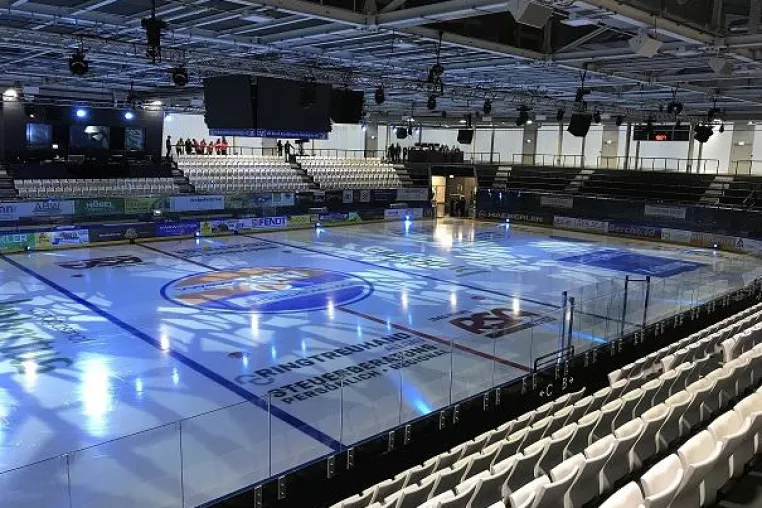 Bild: Beim Eröffnungs-Opening der Erdgas Schwaben Arena würdigte Kaufbeurens OB HITZLER INGENIEURE für die Leistung