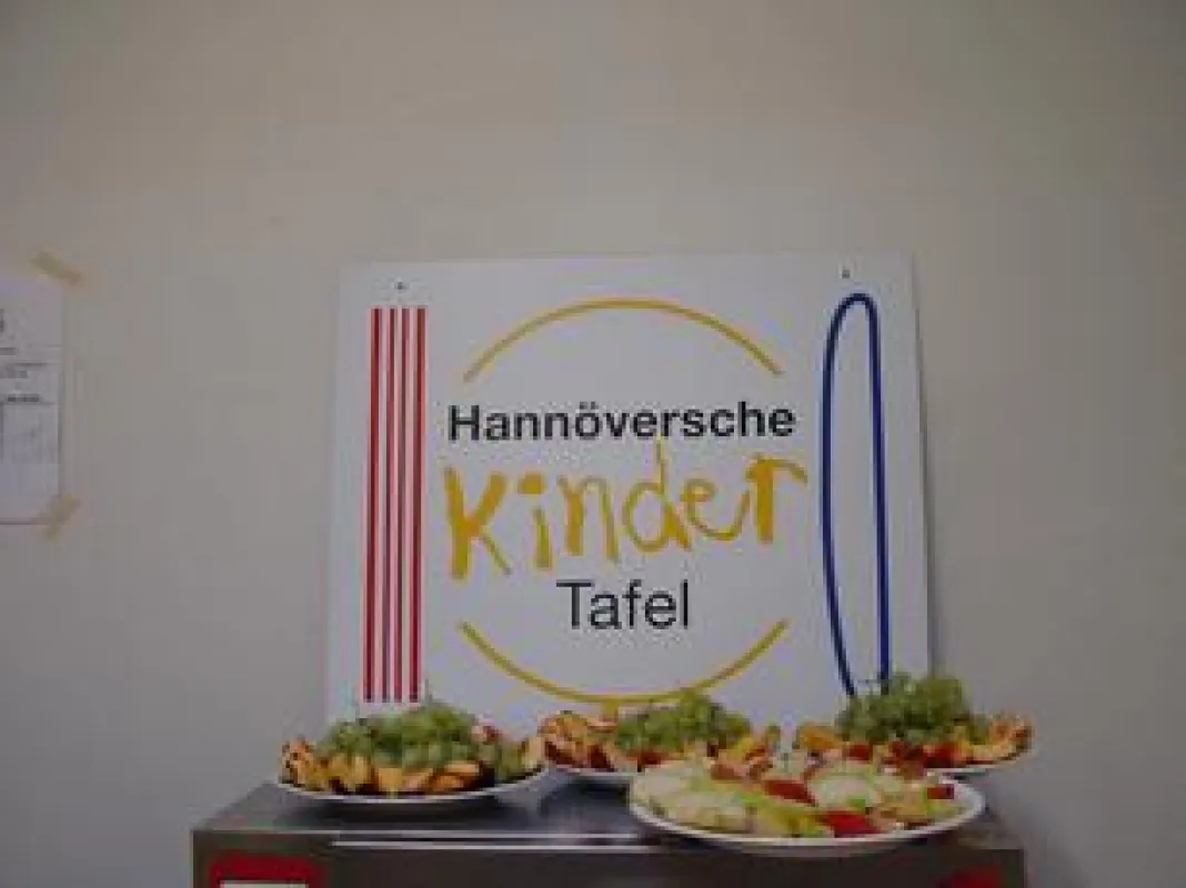 Mitarbeiter der service 94 GmbH unterstützen die Hannöversche Kindertafel