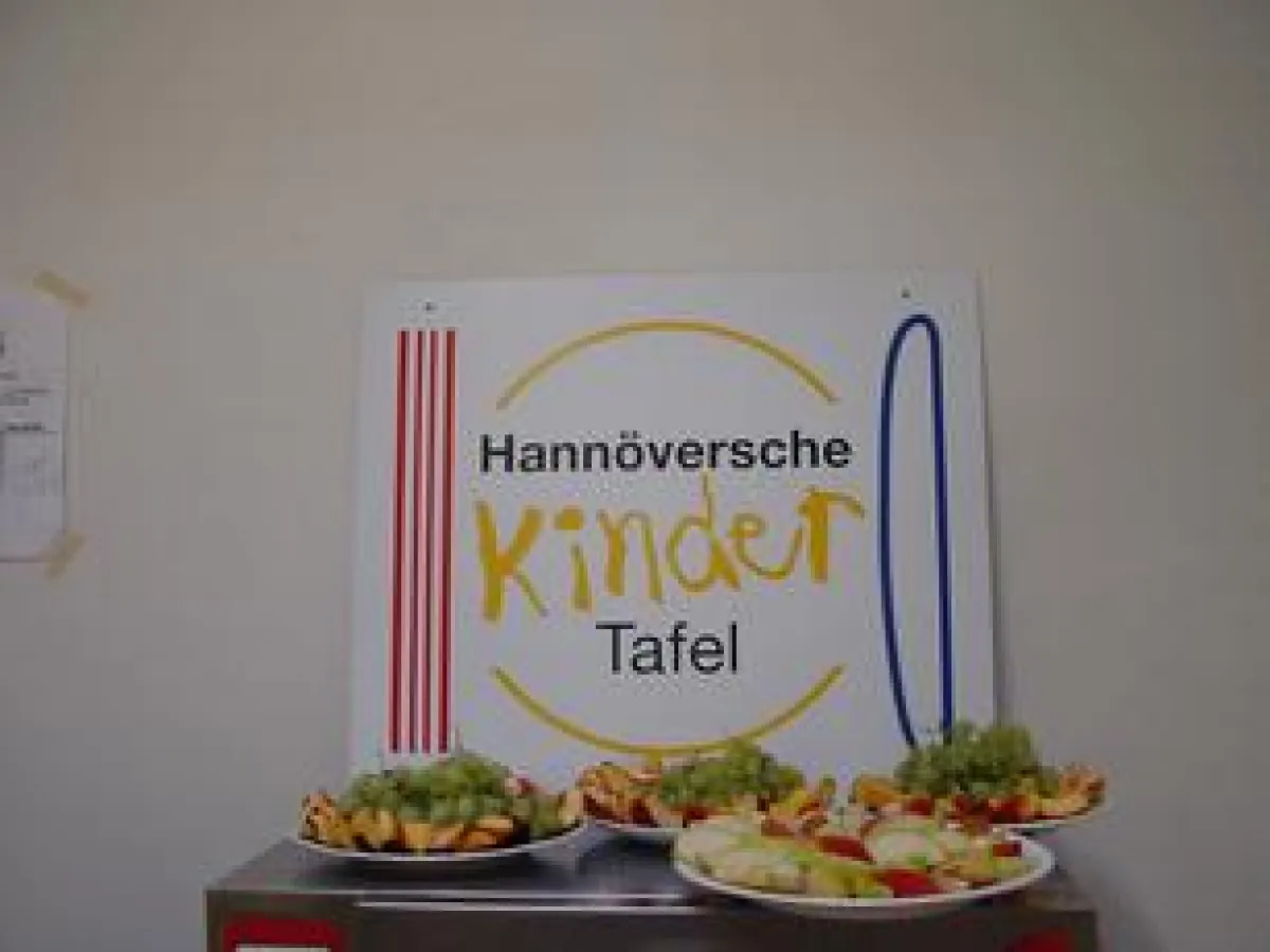 Mitarbeiter der service 94 GmbH unterstützen die Hannöversche Kindertafel