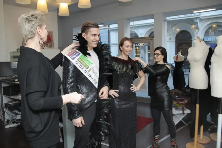 Bild: ardea luh stattet Mister Austria 2013 Philipp Knefz für Opernredoute aus