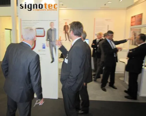 Bild: Farbige signotec Signaturpads finden großes Interesse auf dem FI-Forum 2010