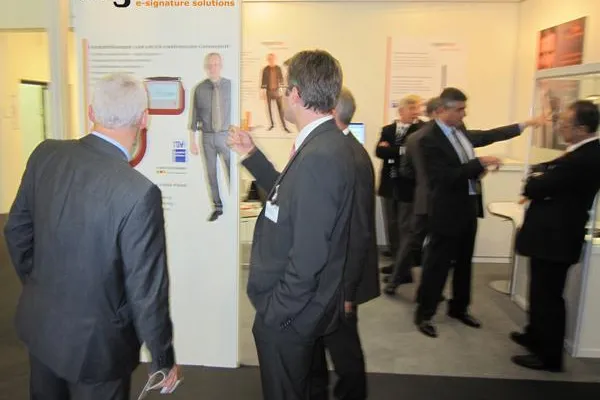 Bild: Farbige signotec Signaturpads finden großes Interesse auf dem FI-Forum 2010