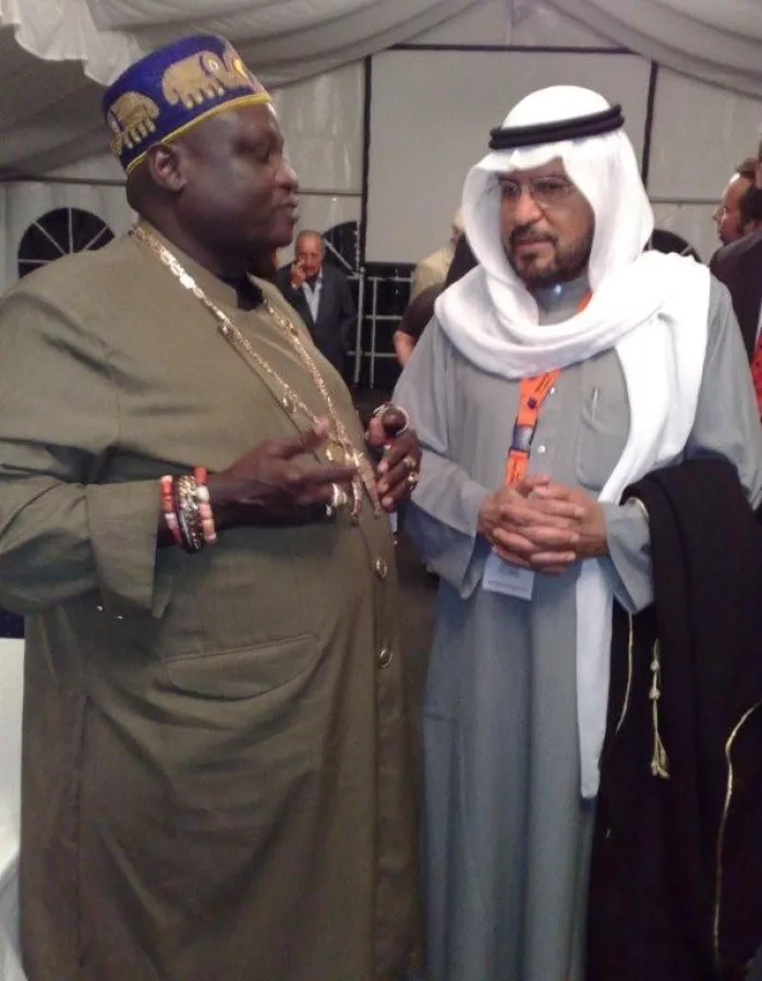 König Odu Dua von Benin und ehem. kuwaitische Minister Jasem Mohamed Souad Al Oun im vertrauten Gespräch