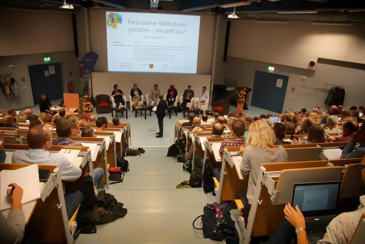 Auf der Tagung erarbeiteten die Teilnehmer gemeinsame Möglichkeiten der Weiterentwicklung von Hilfekulturen. (IGfH / Hermann Hops)