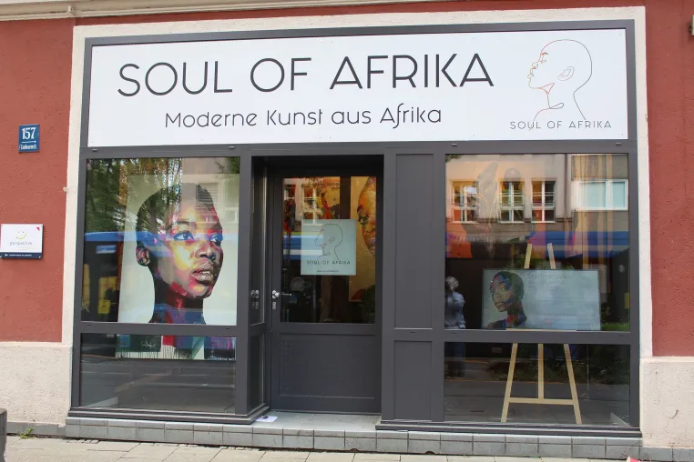 Bild: SOUL OF AFRIKA – Münchens erste Galerie für zeitgenössische afrikanische Kunst feiert zweijähriges Jubiläum