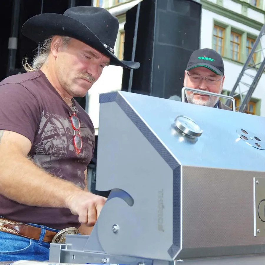 Halberstädter Werbeikone Konny Reimann am Grill