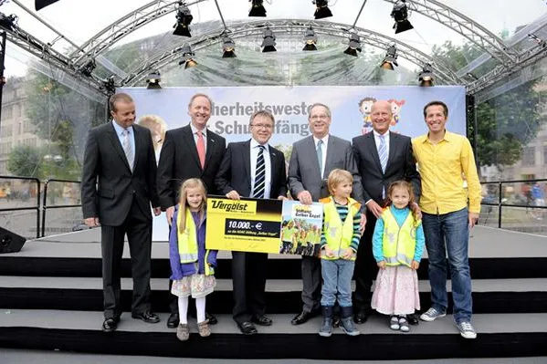 Vergölst-Spende für den sicheren Schulweg: Sicherheitswesten-Aktion des ADAC wird mit 150.000 Euro unterstützt Bild: Vergölst-Spende für den sicheren Schulweg: Sicherheitswesten-Aktion des ADAC wird mit 150.000 Euro unterstützt
