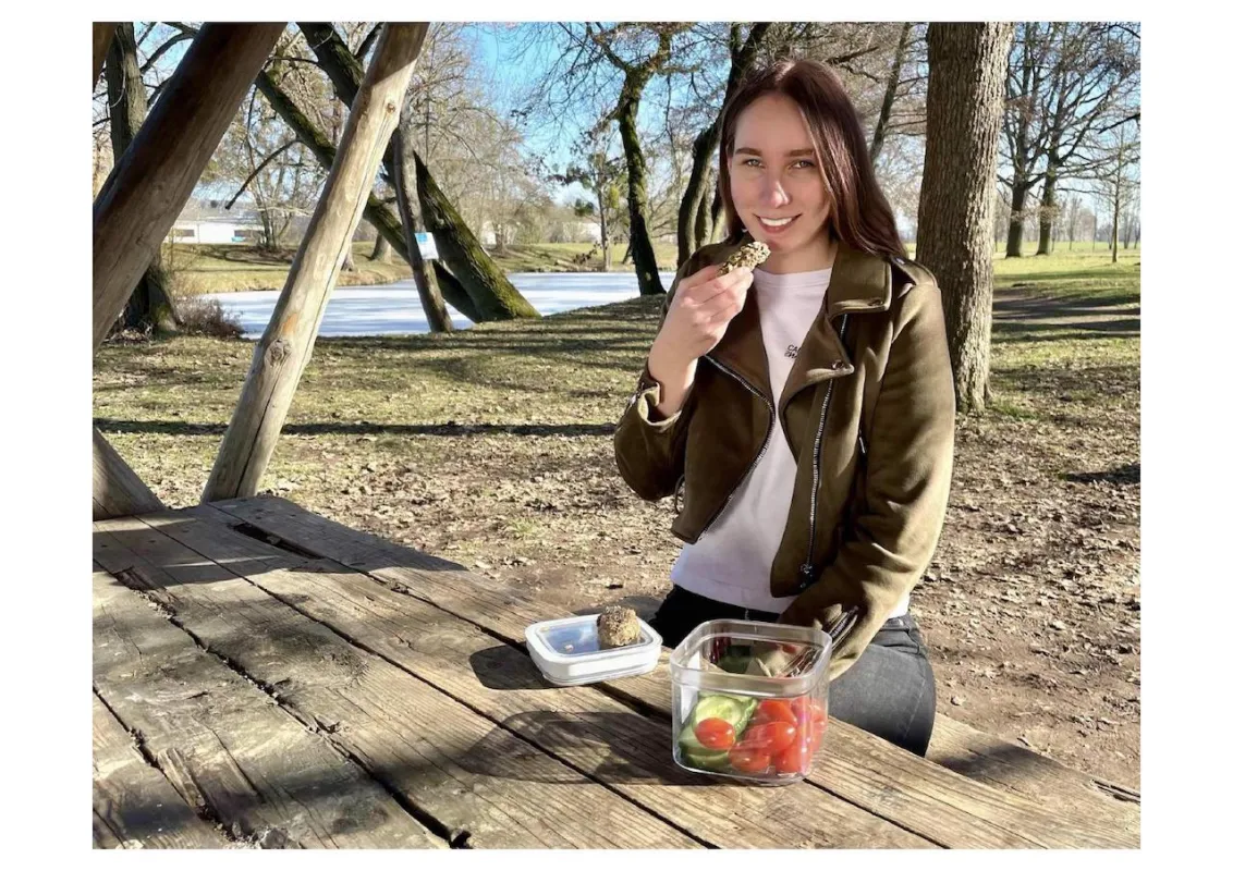 Statt Burger oder Kuchen: Protein-Snacks und frisches Obst für den kleinen Hunger. (© PHILEX Protein/Samantha Meinberg)