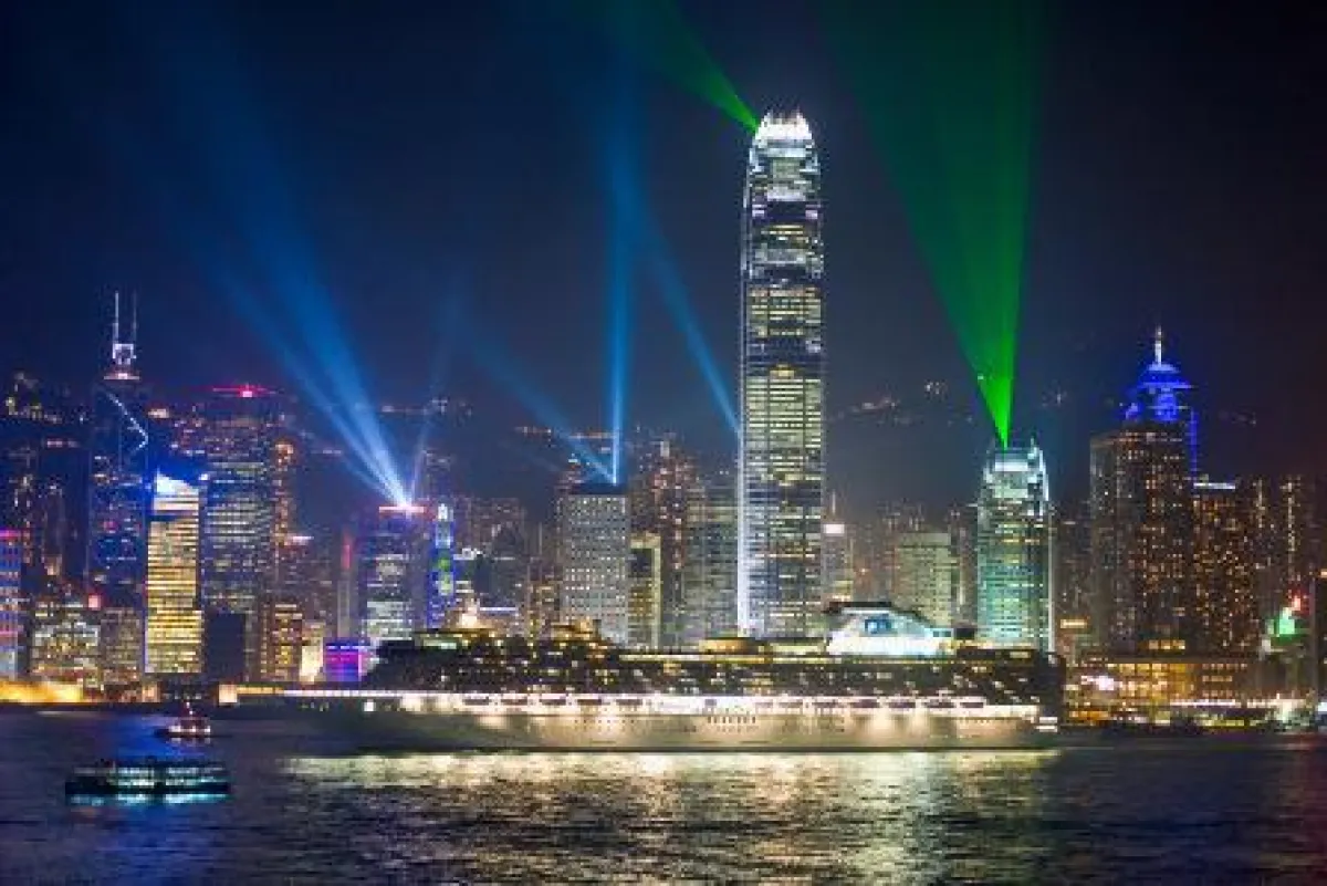 Die Diamond Princess vor der Kulisse Hongkongs