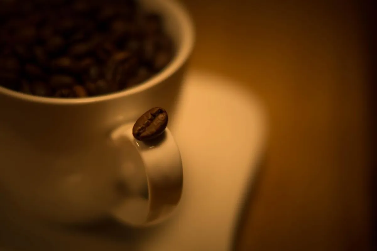 Tasse voller Kaffeebohnen