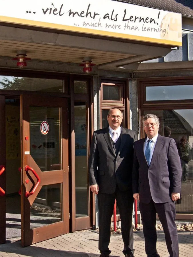 Jürgen Hardt (re.) und Andreas Bertram vor dem Haupteingang der ZDS [Foto ZDS]