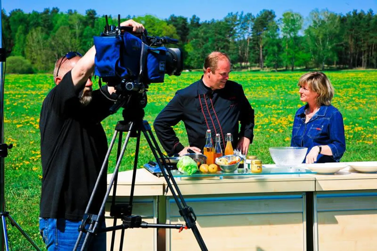 Geschäftsführerin der Goldschmidt Frischkäse GmbH Frau Rita Fröhlich und Chefkoch Ralf Schröder bei den Dreharbeiten