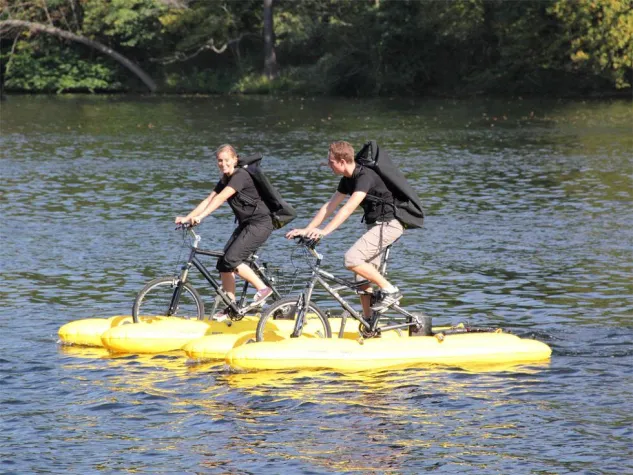 Mit dem Fahrrad übers Wasser gleiten Bild: Mit dem Fahrrad übers Wasser gleiten